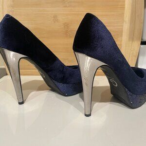 G By GUESS Midnight Navy Velvet Platform Pumps Silver & Glitter Heels Size 7